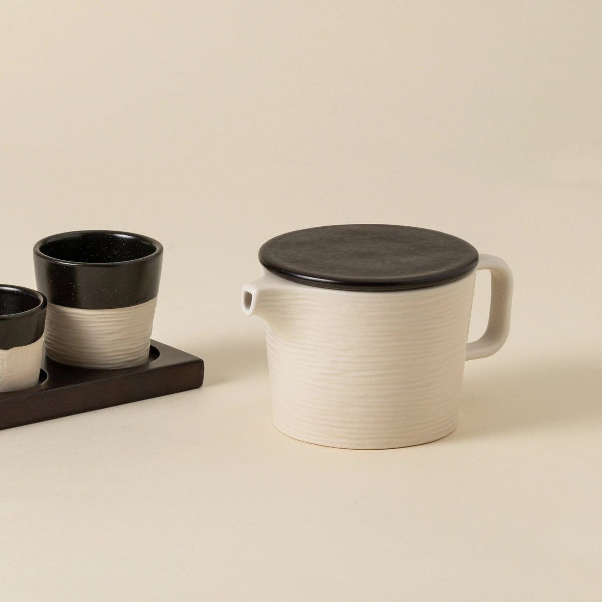 Mehrfarbiger Teekrug aus Steingut mit Infuser, Fassungsvermögen 0.5 Liter, Masse 18.5x12.5cm, Höhe 10.2cm, hergestellt in Portugal von Costa Nova.
