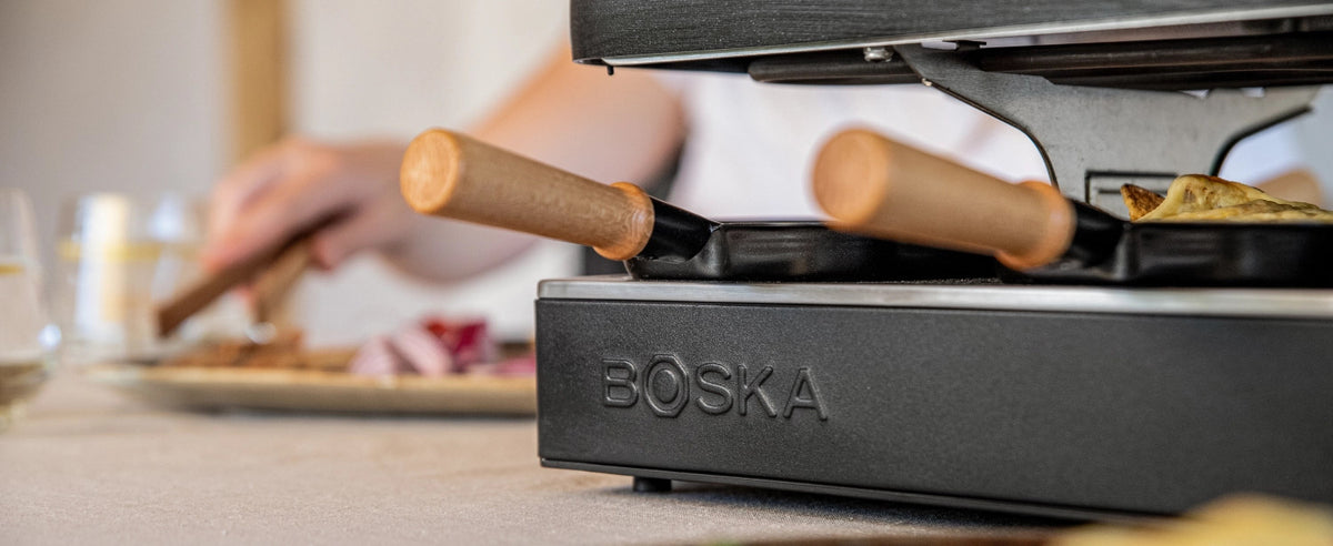 Party Raclette für 8 Personen 53.4x26cm H14.5cm Buche in Schwarz präsentiert im Onlineshop von KAQTU Design AG. Küchenhelfer ist von Boska