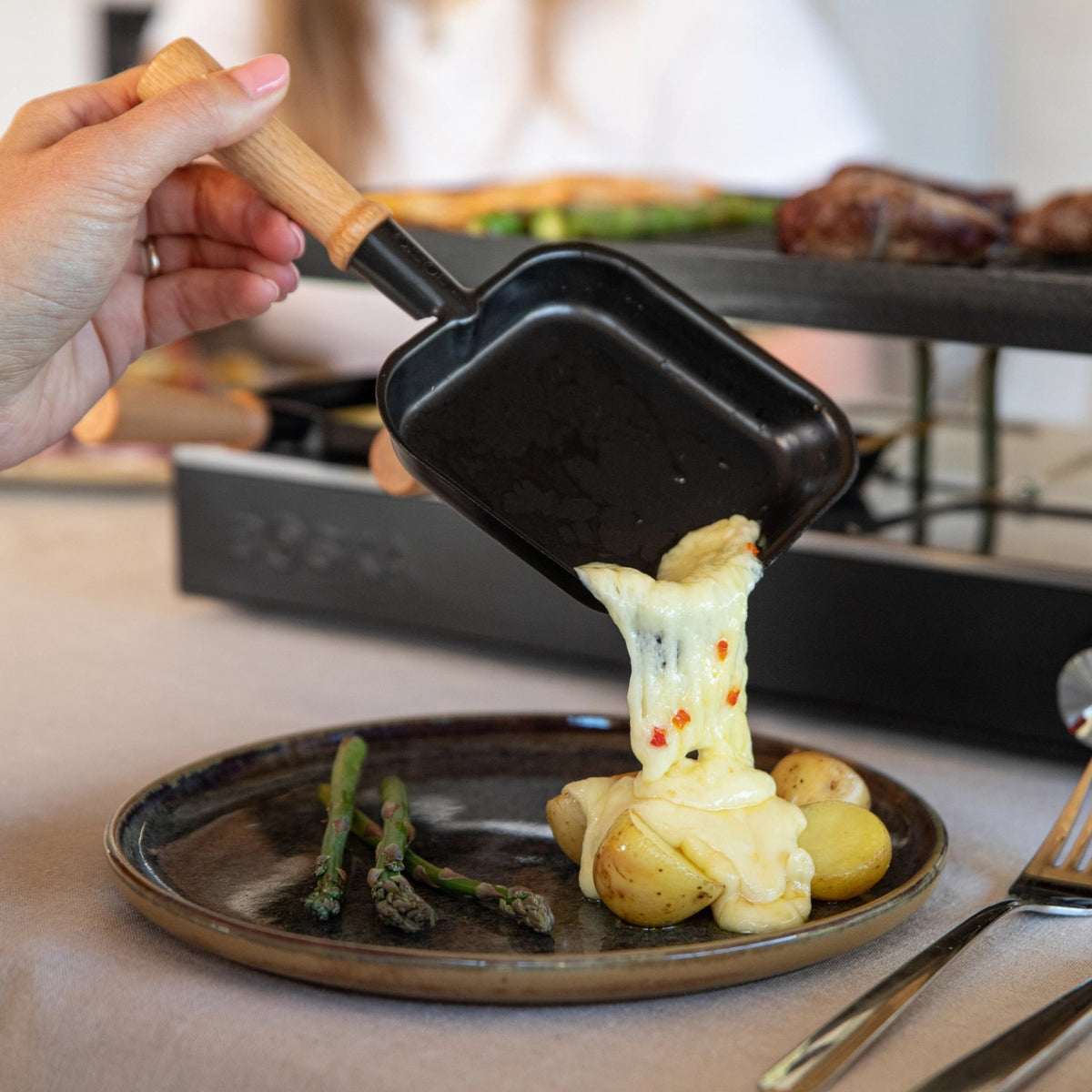 Party Raclette für 8 Personen 53.4x26cm H14.5cm Buche in Schwarz präsentiert im Onlineshop von KAQTU Design AG. Küchenhelfer ist von Boska
