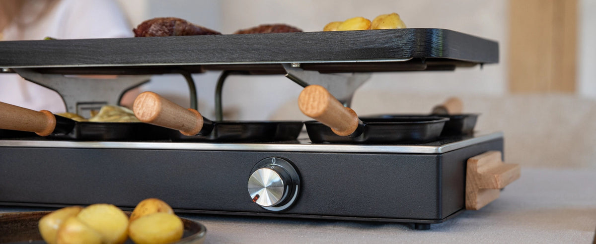 Party Raclette für 8 Personen 53.4x26cm H14.5cm Buche in Schwarz präsentiert im Onlineshop von KAQTU Design AG. Küchenhelfer ist von Boska