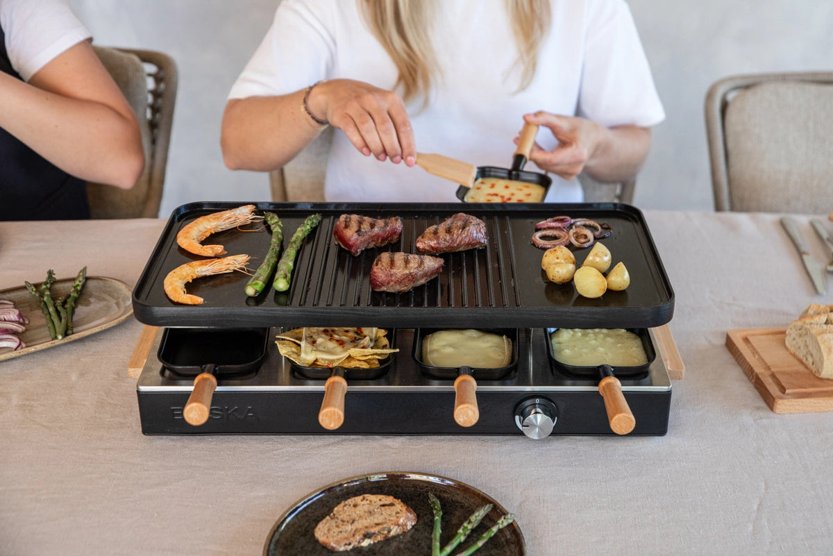 Party Raclette für 8 Personen 53.4x26cm H14.5cm Buche in Schwarz präsentiert im Onlineshop von KAQTU Design AG. Küchenhelfer ist von Boska