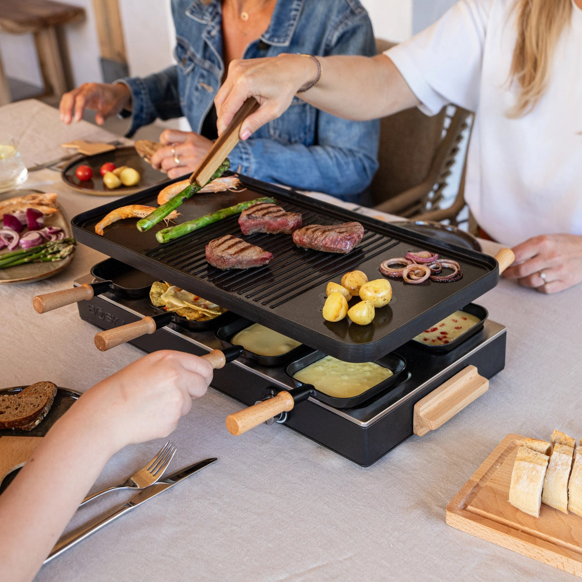 Party Raclette für 8 Personen 53.4x26cm H14.5cm Buche in Schwarz präsentiert im Onlineshop von KAQTU Design AG. Küchenhelfer ist von Boska