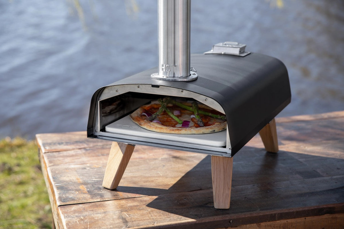 Schwarzer Pizzaofen für Pellets von Boska mit offener Feuertasse und Brennkammer, Grösse 69.9x36 cm, Höhe 72.5 cm.