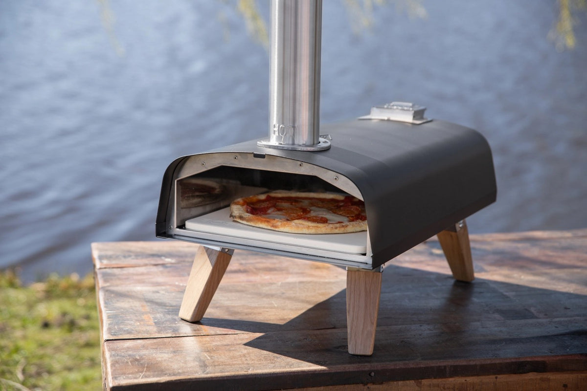 Schwarzer Pizzaofen für Pellets von Boska mit offener Feuertasse und Brennkammer, Grösse 69.9x36 cm, Höhe 72.5 cm.