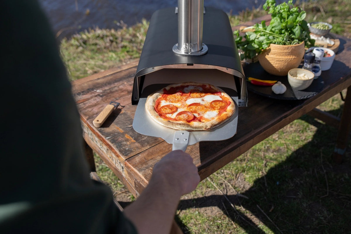 Schwarzer Pizzaofen für Pellets von Boska mit offener Feuertasse und Brennkammer, Grösse 69.9x36 cm, Höhe 72.5 cm.