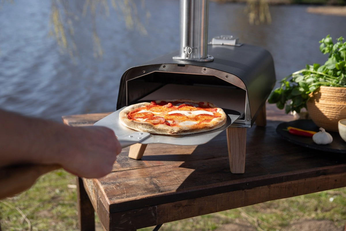 Schwarzer Pizzaofen für Pellets von Boska mit offener Feuertasse und Brennkammer, Grösse 69.9x36 cm, Höhe 72.5 cm.