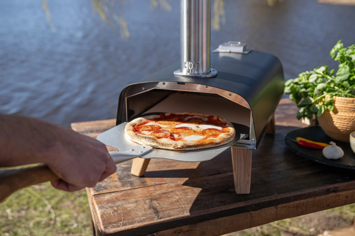 Schwarzer Pizzaofen für Pellets von Boska mit offener Feuertasse und Brennkammer, Grösse 69.9x36 cm, Höhe 72.5 cm.