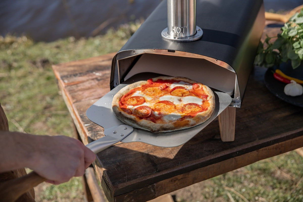 Schwarzer Pizzaofen für Pellets von Boska mit offener Feuertasse und Brennkammer, Grösse 69.9x36 cm, Höhe 72.5 cm.