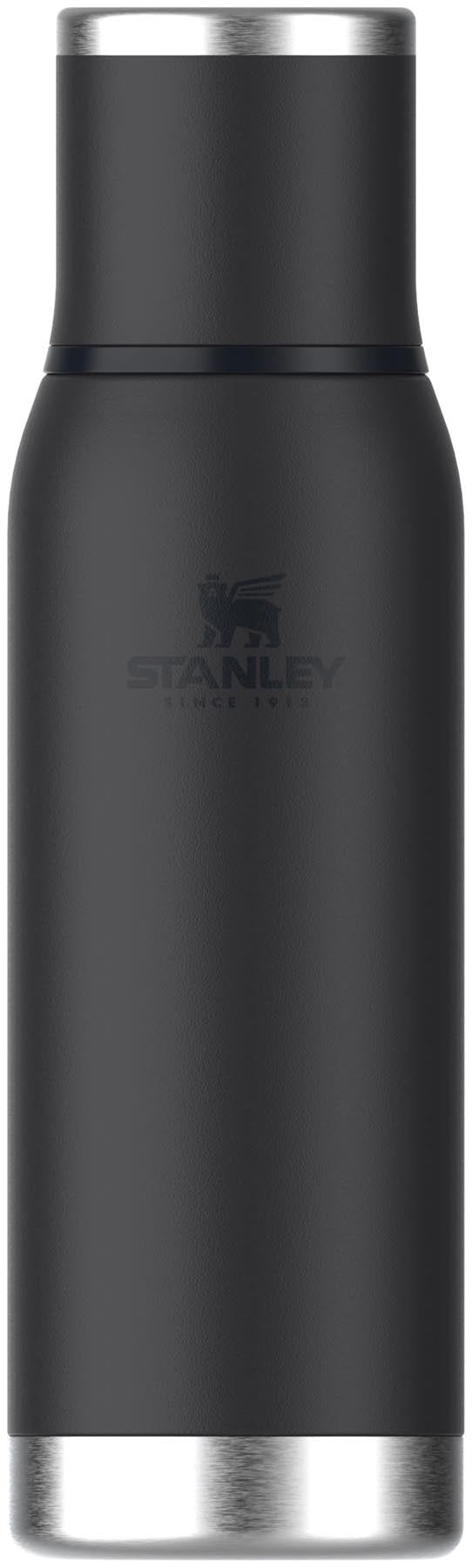 Adventure To-Go Flasche 0.75l black 2.0 in Schwarz präsentiert im Onlineshop von KAQTU Design AG. Aufbewahrungsbehälter ist von Stanley
