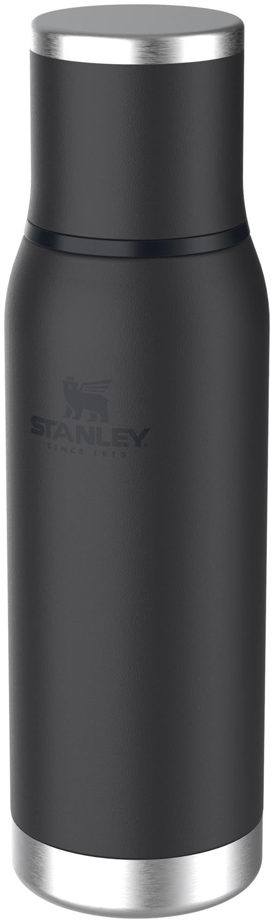 Stylische schwarze Thermosflasche von Stanley mit 0.75l Fassungsvermögen, perfekt für Abenteuer und unterwegs, robust und funktional.