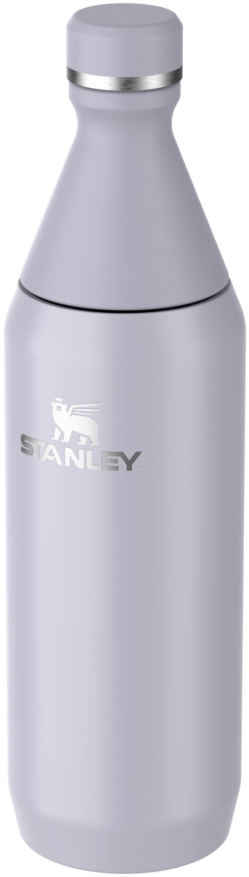Stylische lila Thermosflasche von Stanley mit 0,6 l Volumen, perfekt für den täglichen Gebrauch und unterwegs, hält Getränke lange warm oder kalt.