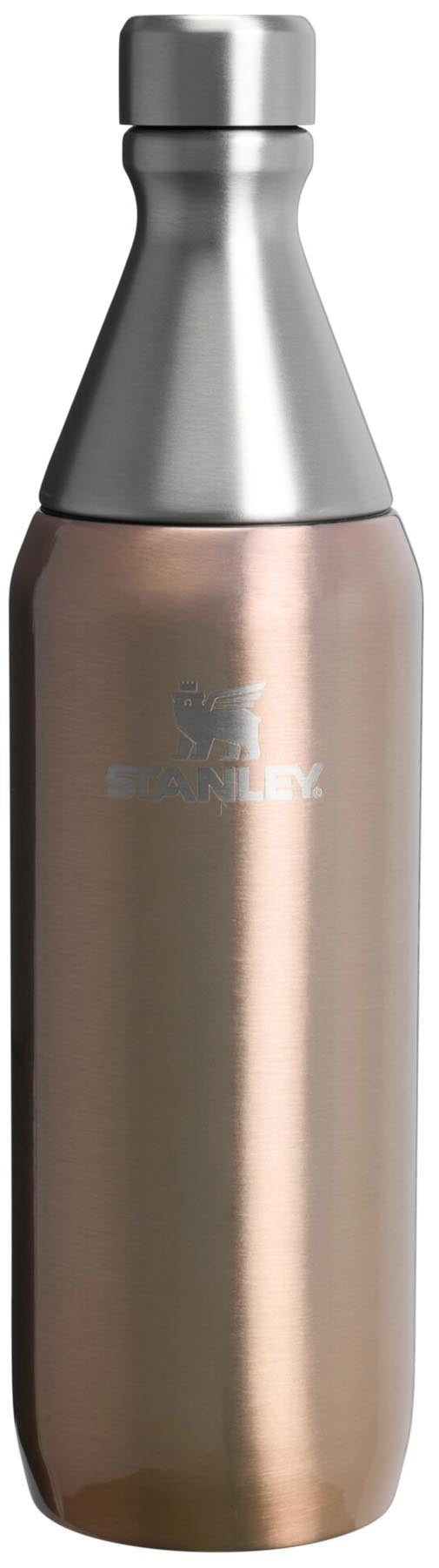 All Day Slim Flasche 0.6l pale gold shine in Gold präsentiert im Onlineshop von KAQTU Design AG. Aufbewahrungsbehälter ist von Stanley