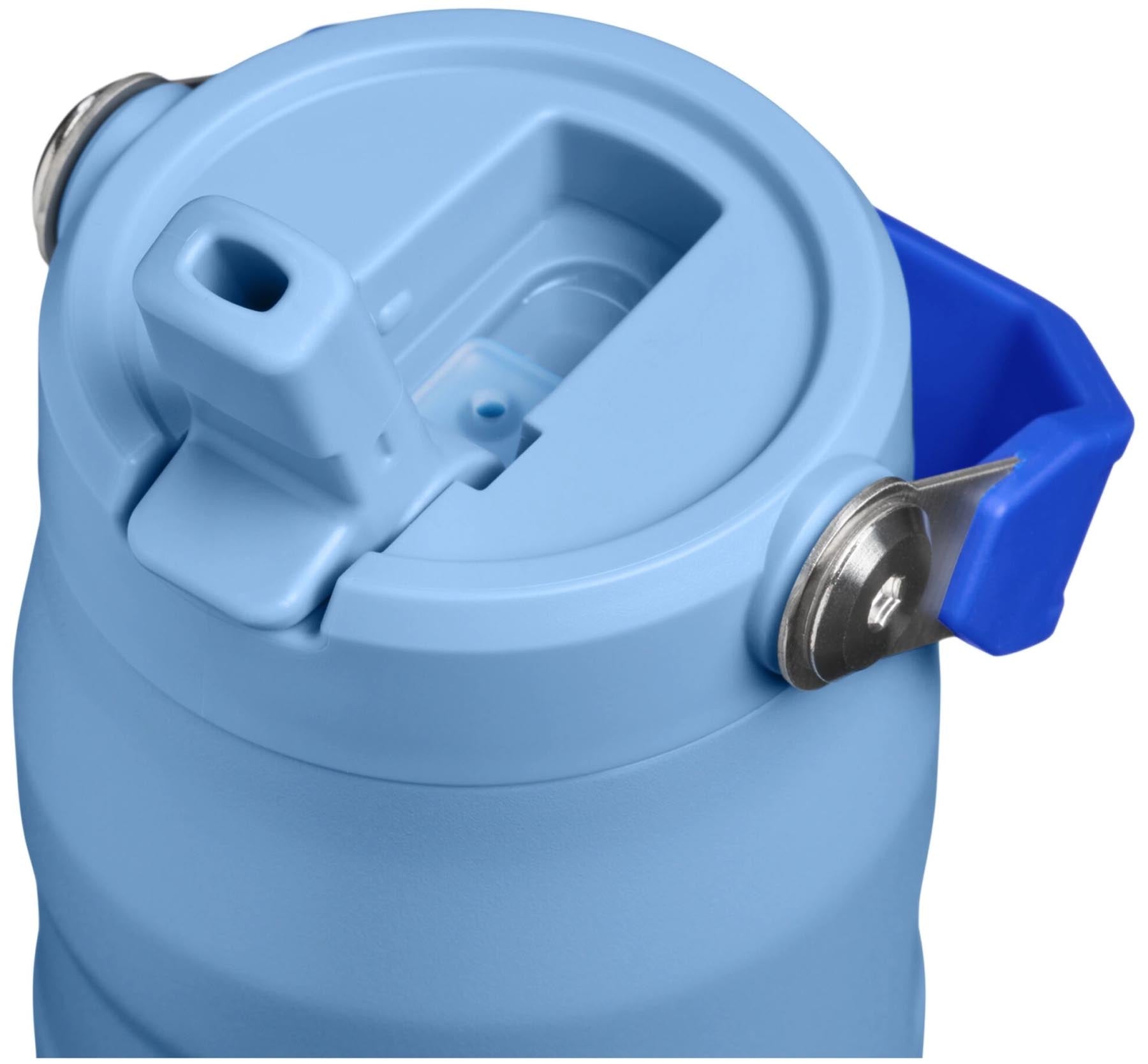 Moderne Stanley IceFlow Flip Straw Flasche in sanftem Himmelblau, 0.7l, perfekt für erfrischende Getränke bei Outdoor-Aktivitäten.