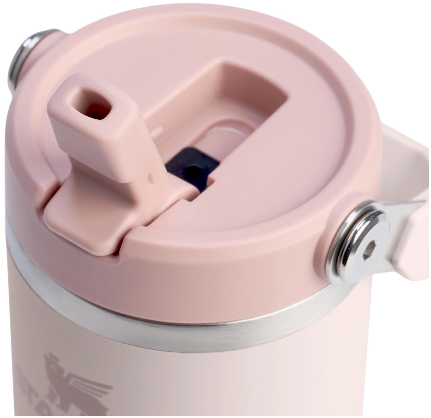 Eleganter Stanley Becher in sanftem Rose Quartz, perfekt für erfrischende Getränke. Praktischer Flip Straw für einfachen Genuss, 0.41l.