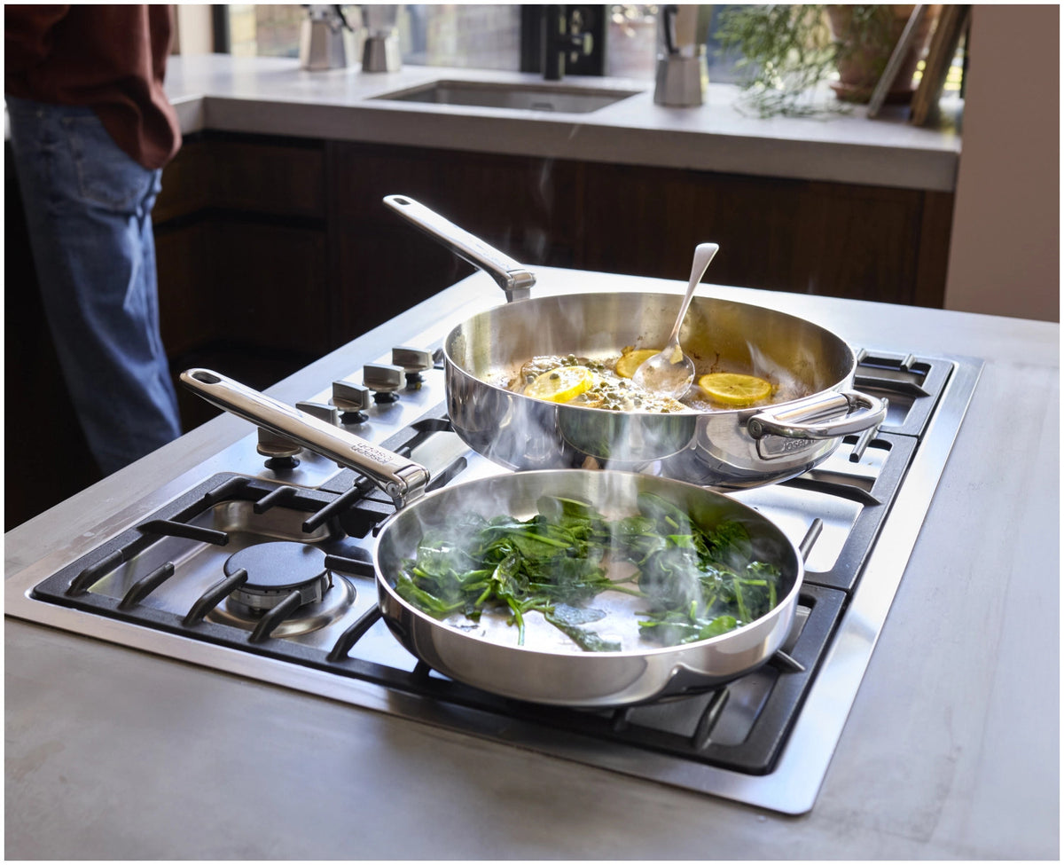 Space Steel Bratpfanne D20cm Edelstahl mit Klappgriff in Silber präsentiert im Onlineshop von KAQTU Design AG. Bratpfanne ist von Joseph Joseph
