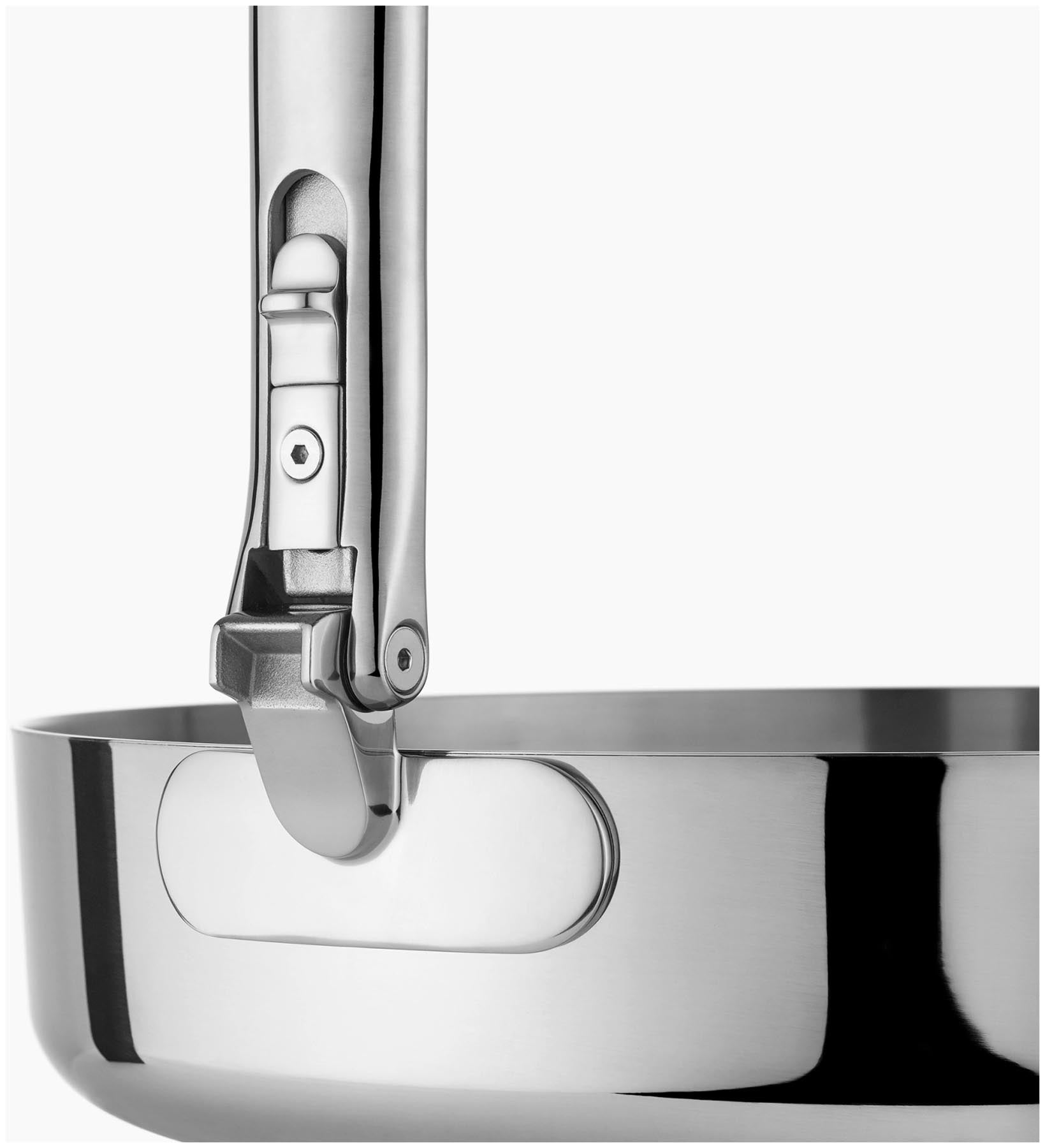 Elegante Stielkasserolle aus robustem Edelstahl mit klappbarem Griff, perfekt für kreative Kochabenteuer und ansprechende Präsentation.