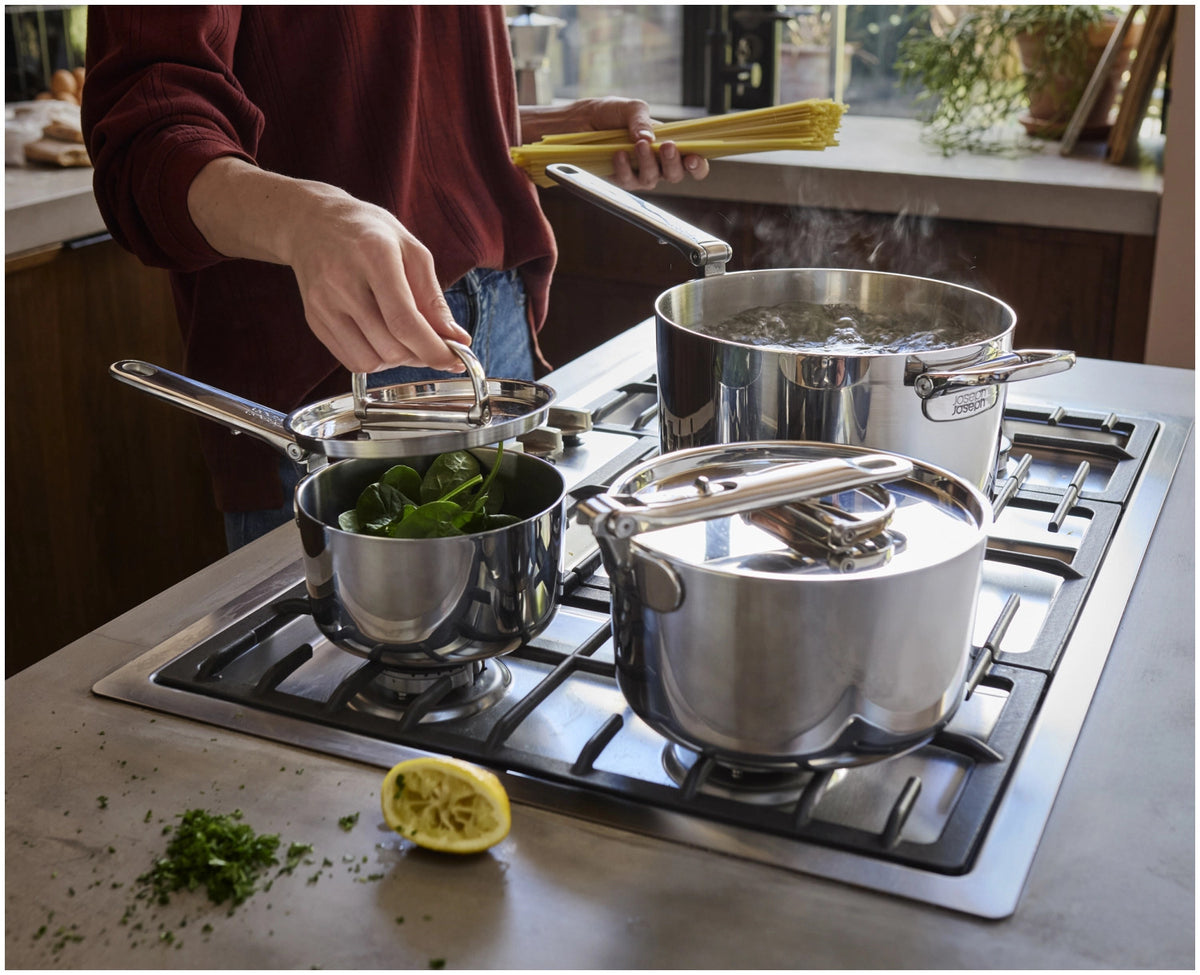5er Set Space Steel Pfannenset Klappgriff 15+19+23+24+28cm in Silber präsentiert im Onlineshop von KAQTU Design AG. Kochtopfset ist von Joseph Joseph