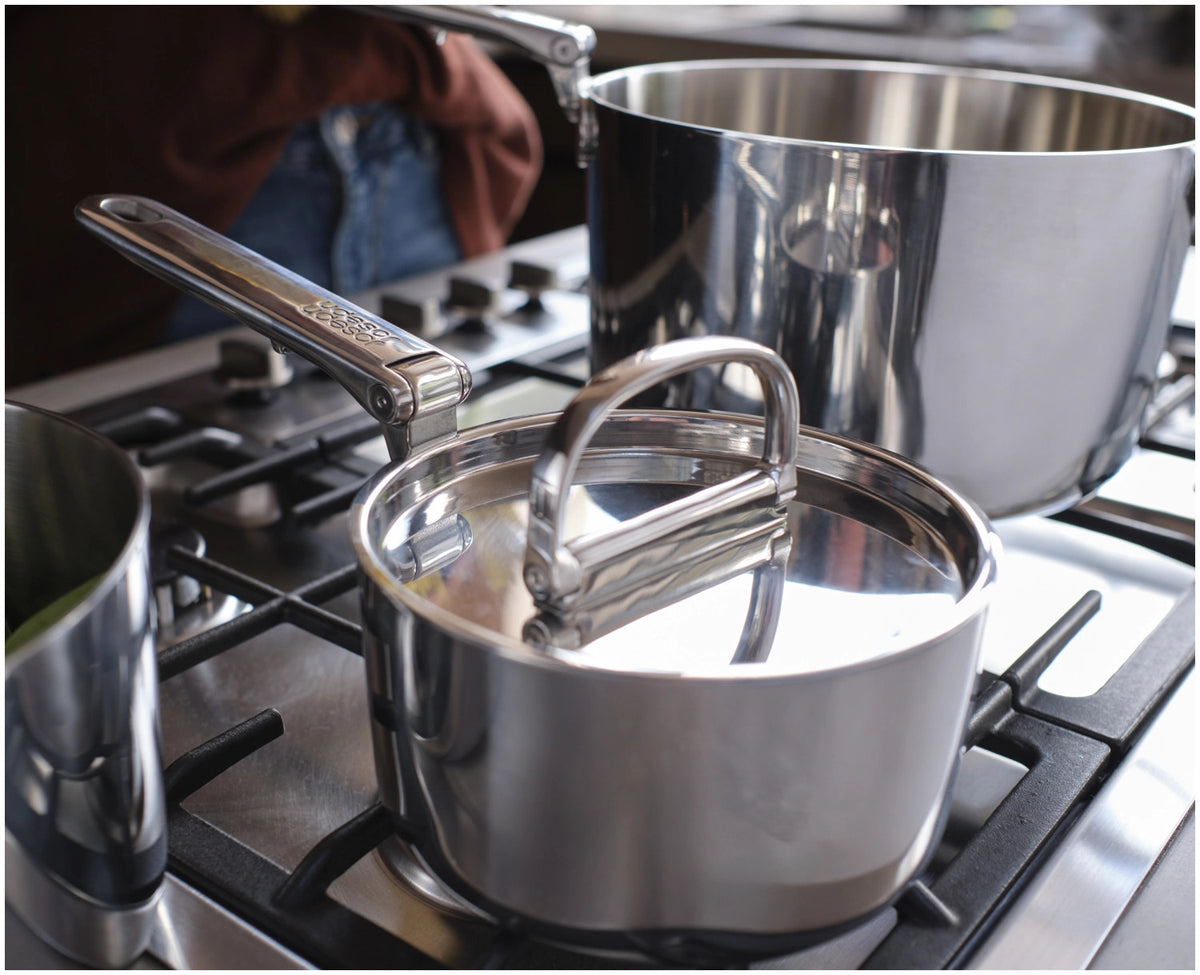 6er Set Space Steel Pfannenset Klappgr. 15+19+20+24+28+25cm in Silber präsentiert im Onlineshop von KAQTU Design AG. Kochtopfset ist von Joseph Joseph