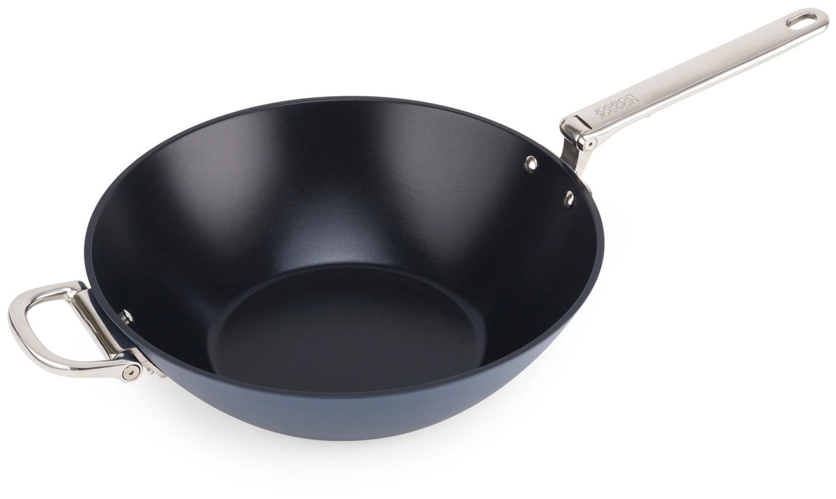 Space Wok D32cm Edelstahl mit Klappgriff und Deckel antihaft in Silber präsentiert im Onlineshop von KAQTU Design AG. Wok Pfanne ist von Joseph Joseph