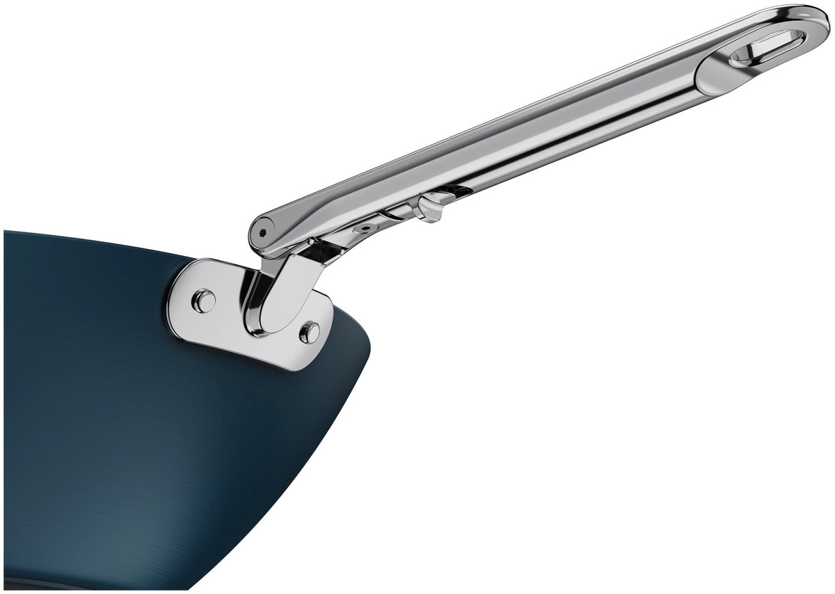 Space Wok D32cm Edelstahl mit Klappgriff und Deckel antihaft in Silber präsentiert im Onlineshop von KAQTU Design AG. Wok Pfanne ist von Joseph Joseph