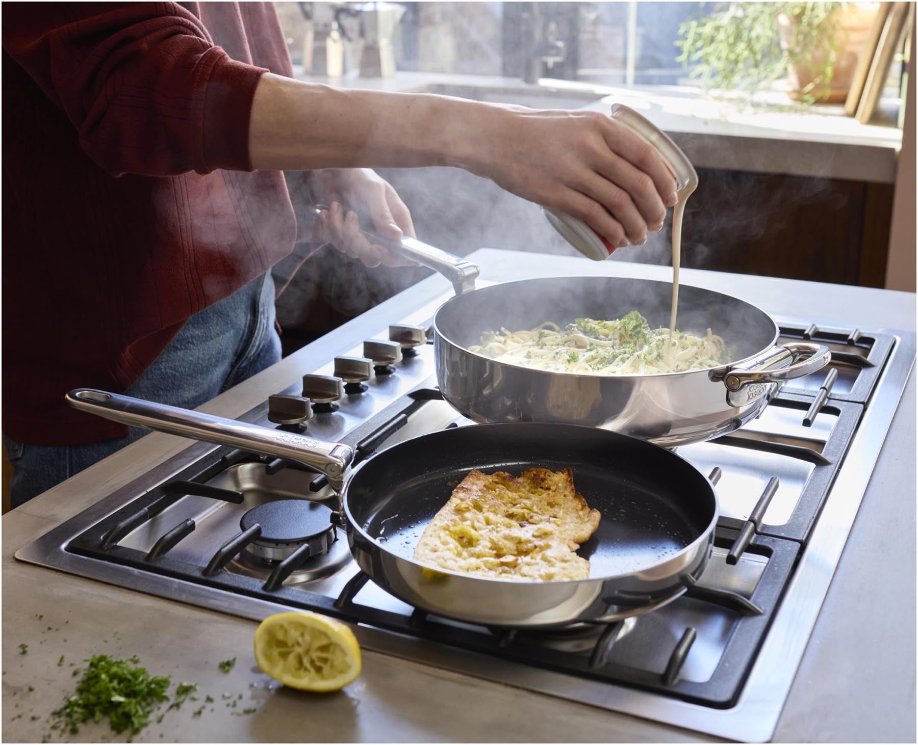 Hochwertige 24 cm Bratpfanne aus Edelstahl mit praktischem Klappgriff, ideal für fettfreies Braten und platzsparende Aufbewahrung.