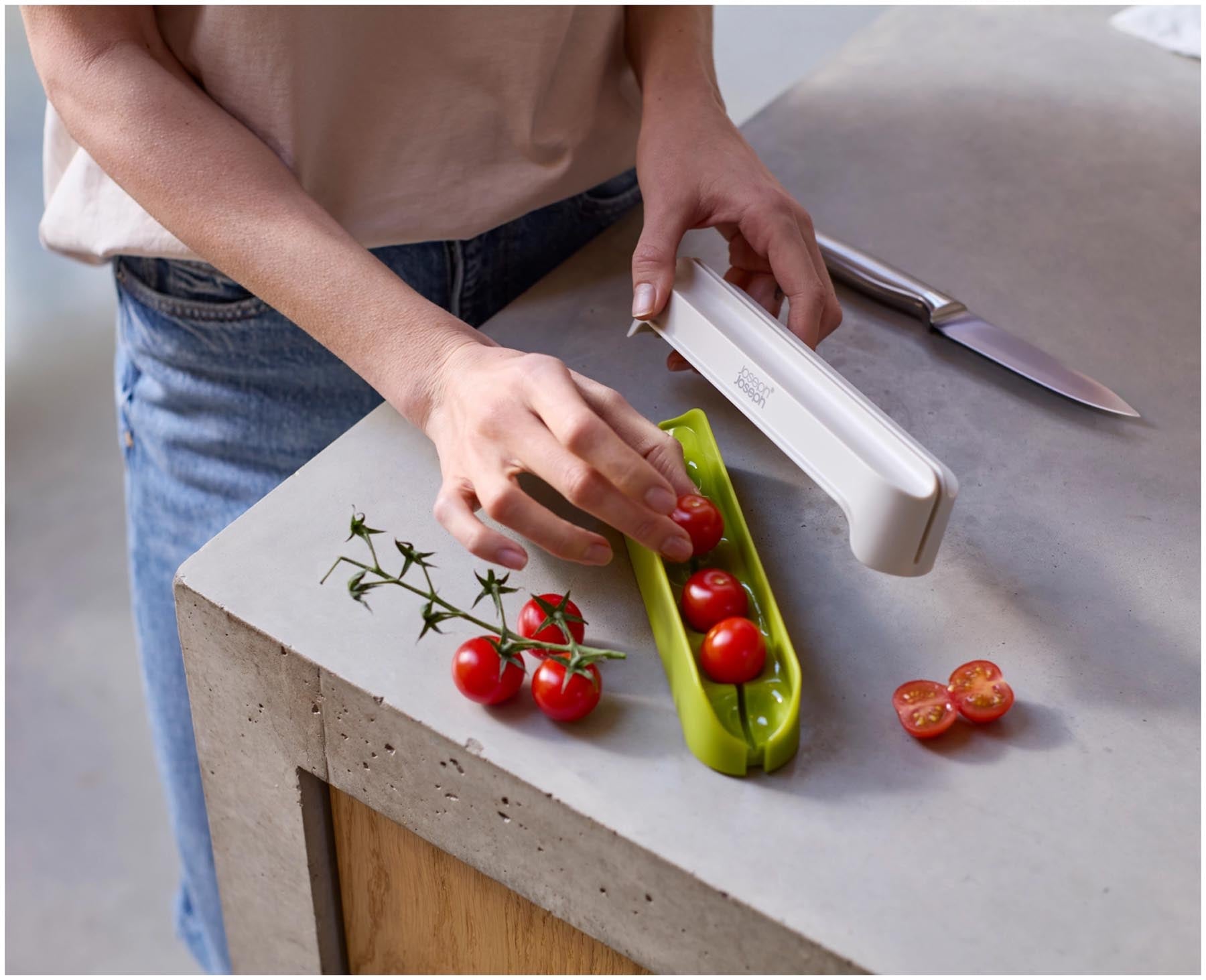 Innovative Halve-It Schneidehilfe von Joseph Joseph in leuchtendem Grün, perfekt für müheloses und genaues Teilen von Obst und Gemüse.