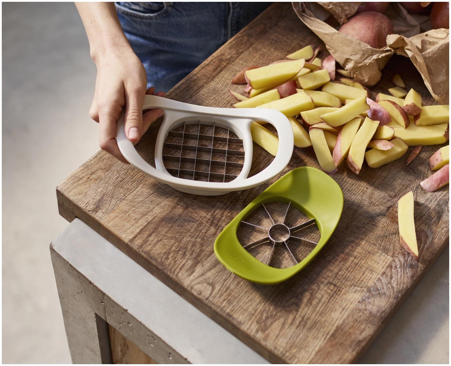 Praktischer 2-in-1 Apfel- und Kartoffelschneider in modernem Grün, ideal für schnelles und einfaches Schneiden in der Küche.