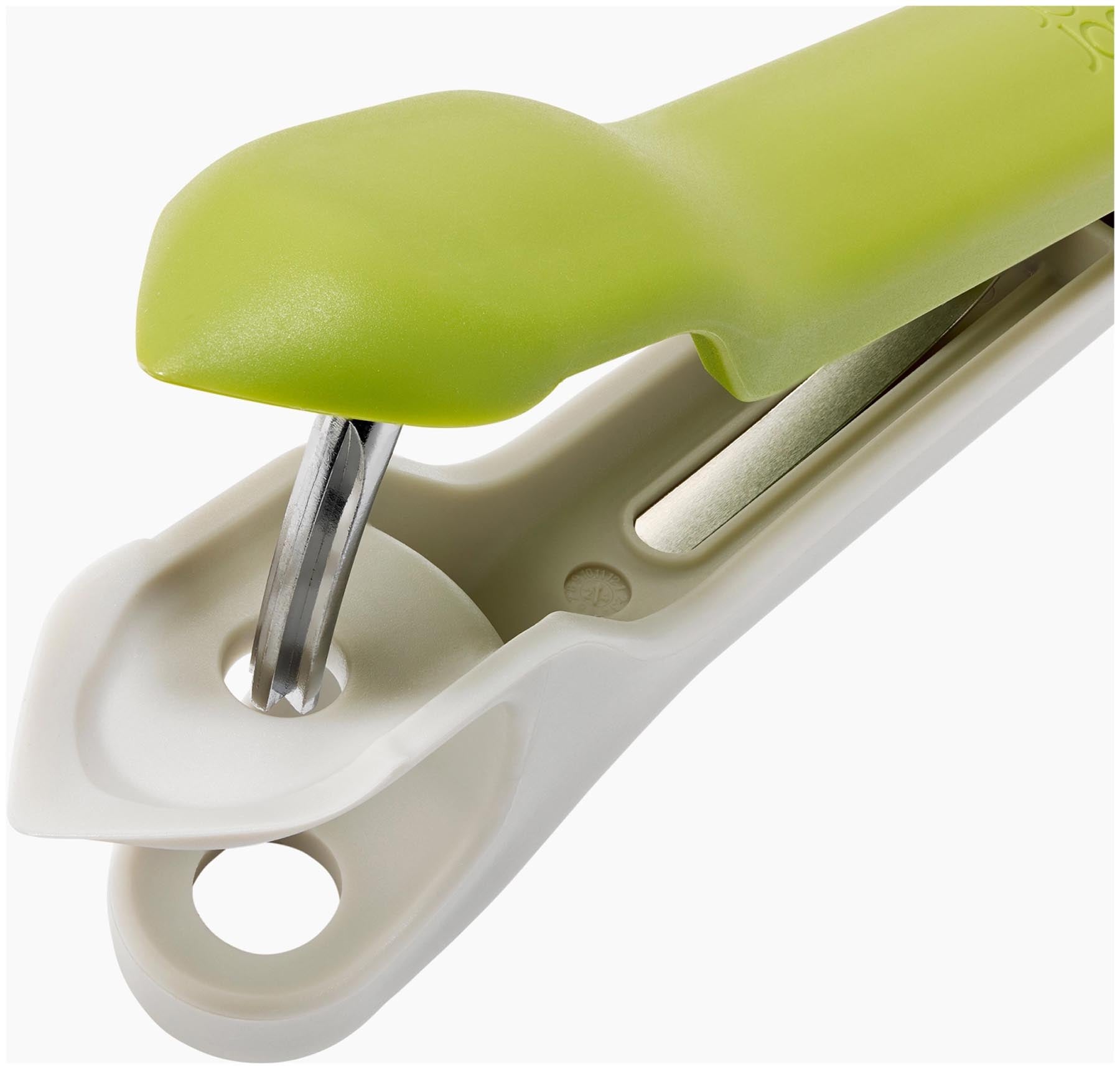 Praktischer Tweezy 2-in-1 Entkerner von Joseph Joseph in frischem Grün, ideal zum einfachen Entfernen von Kernen und Schneiden von Obst.