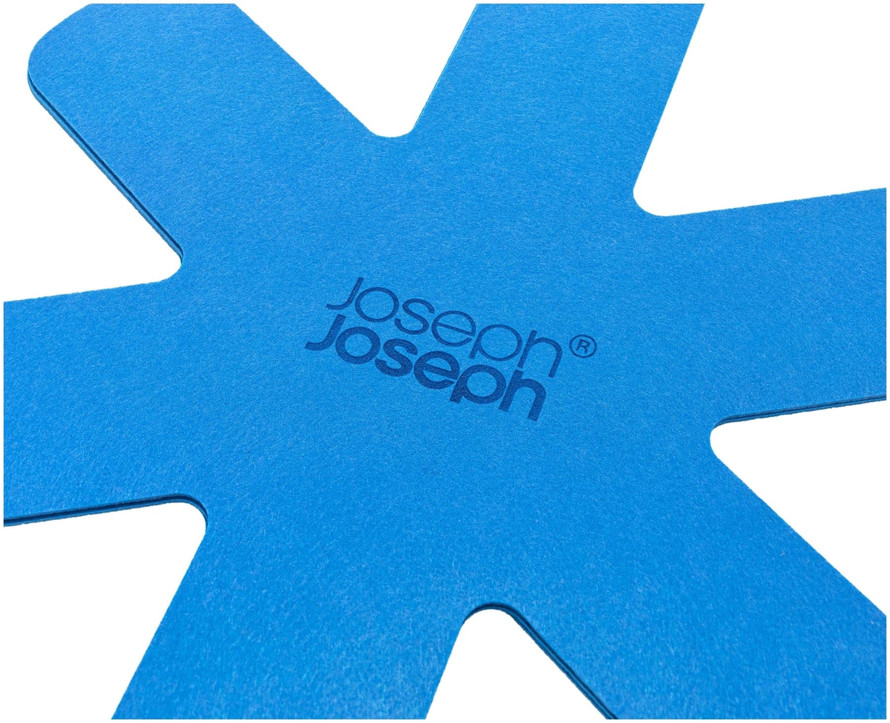 Elegantes 5er Kochtopfset von Joseph Joseph in verschiedenen Größen, ergänzt durch 3 praktische Pfannenschutzmatten für langlebige Nutzung.