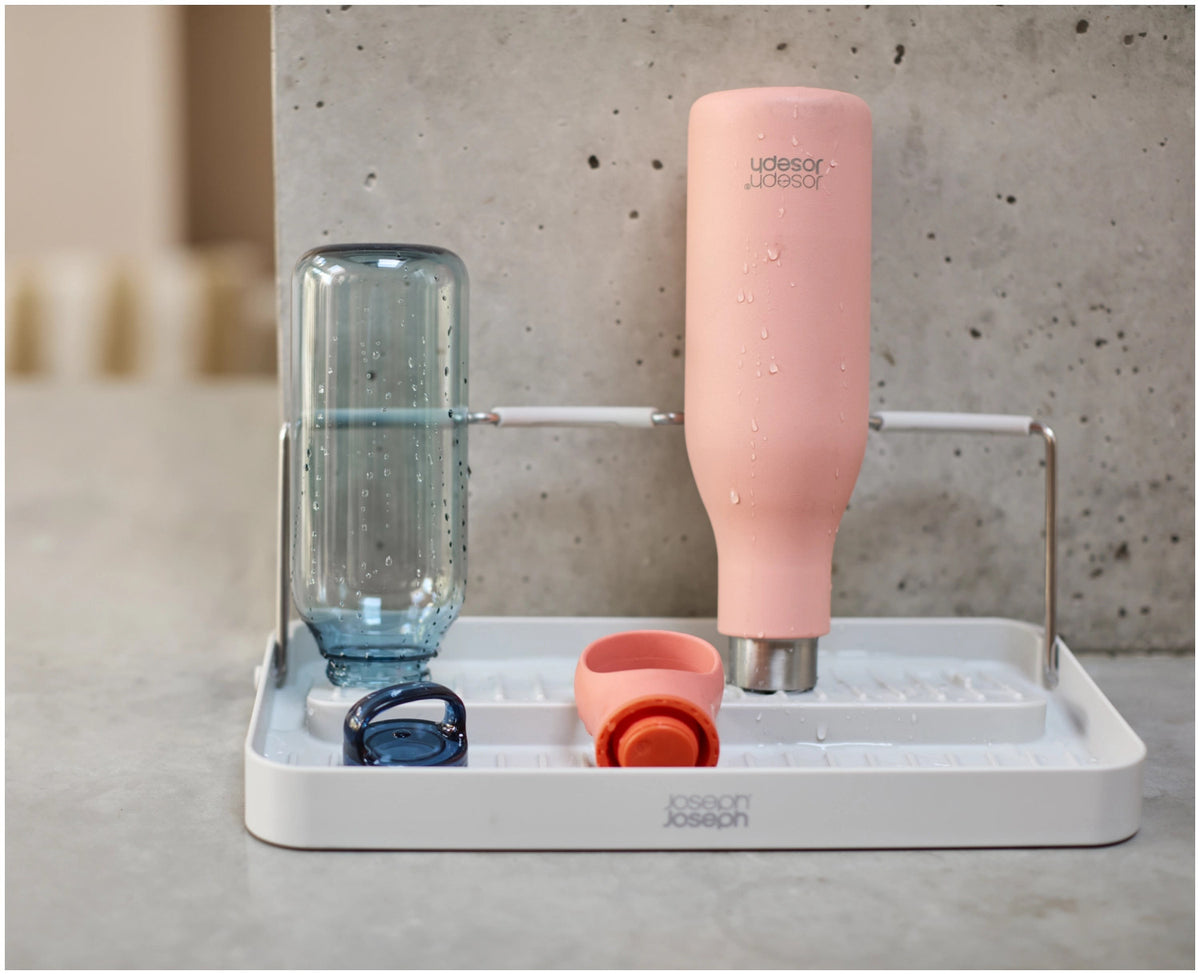 DrySmart Abtropfgestell Trinkflaschen in Grau präsentiert im Onlineshop von KAQTU Design AG. Trinkflasche Zubehör ist von Joseph Joseph