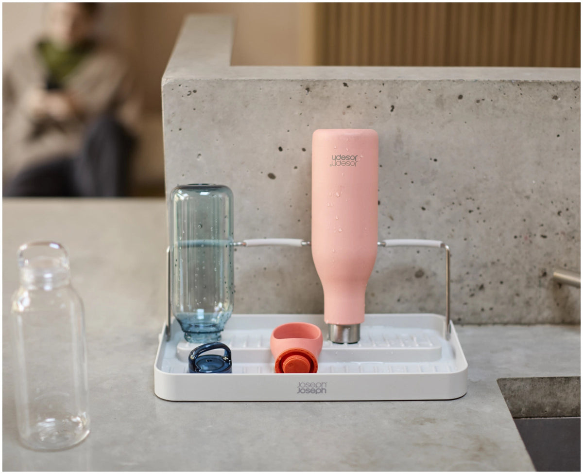 DrySmart Abtropfgestell Trinkflaschen in Grau präsentiert im Onlineshop von KAQTU Design AG. Trinkflasche Zubehör ist von Joseph Joseph