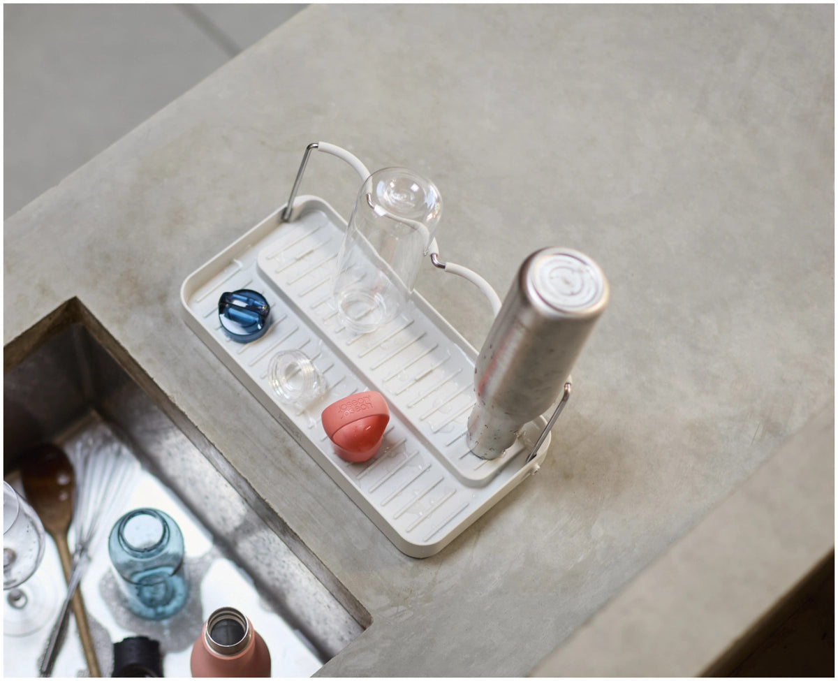 DrySmart Abtropfgestell Trinkflaschen in Grau präsentiert im Onlineshop von KAQTU Design AG. Trinkflasche Zubehör ist von Joseph Joseph