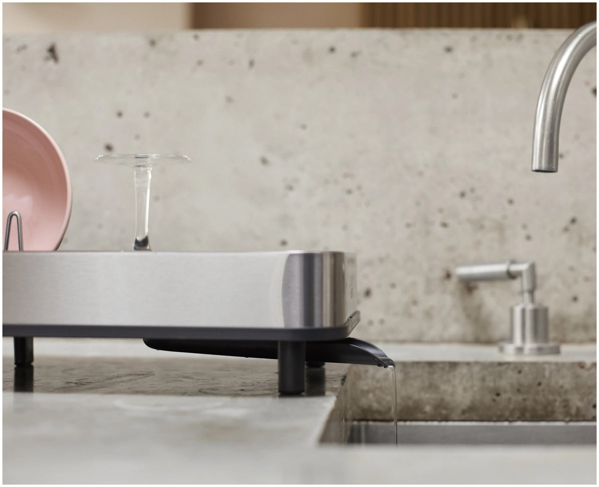Extend Abtropfgestell ausziehbar Edelstahl in Grau präsentiert im Onlineshop von KAQTU Design AG. Abtropfgestell ist von Joseph Joseph