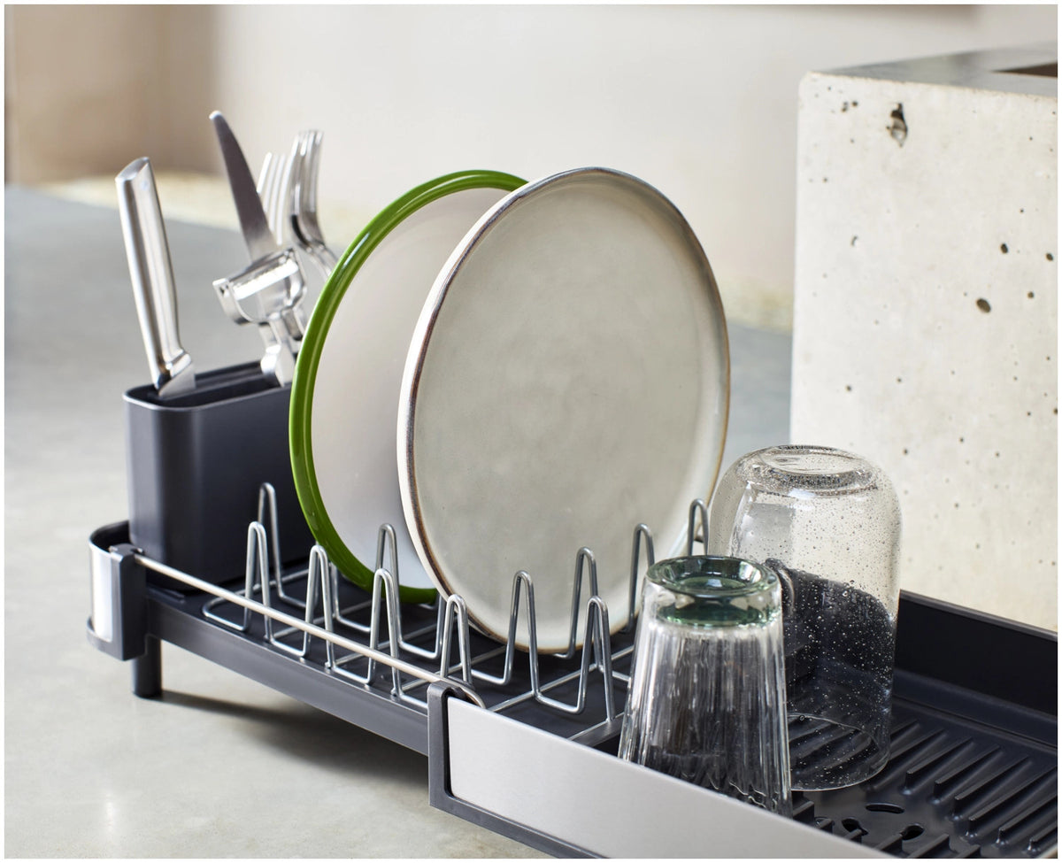 Extend Abtropfgestell ausziehbar Edelstahl in Grau präsentiert im Onlineshop von KAQTU Design AG. Abtropfgestell ist von Joseph Joseph