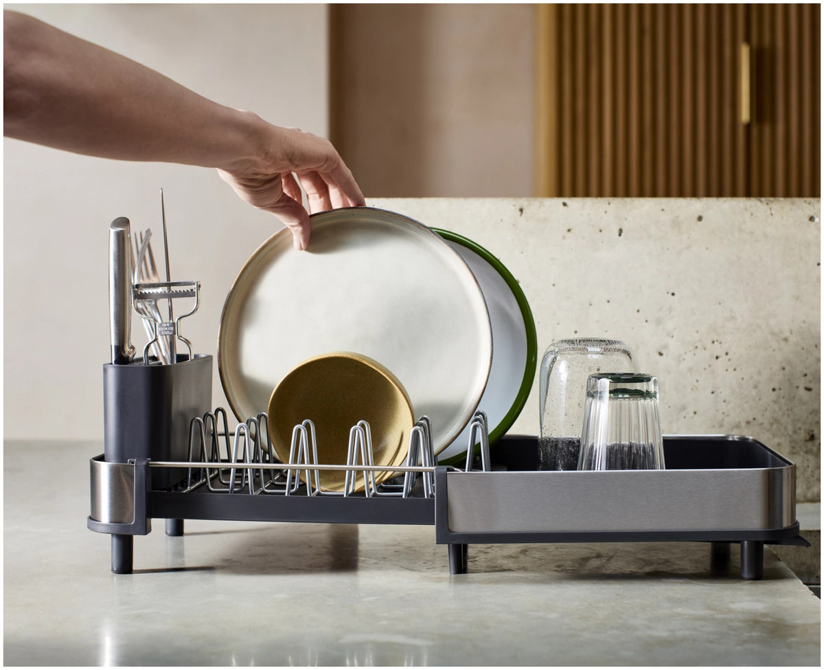 Extend Abtropfgestell ausziehbar Edelstahl in Grau präsentiert im Onlineshop von KAQTU Design AG. Abtropfgestell ist von Joseph Joseph