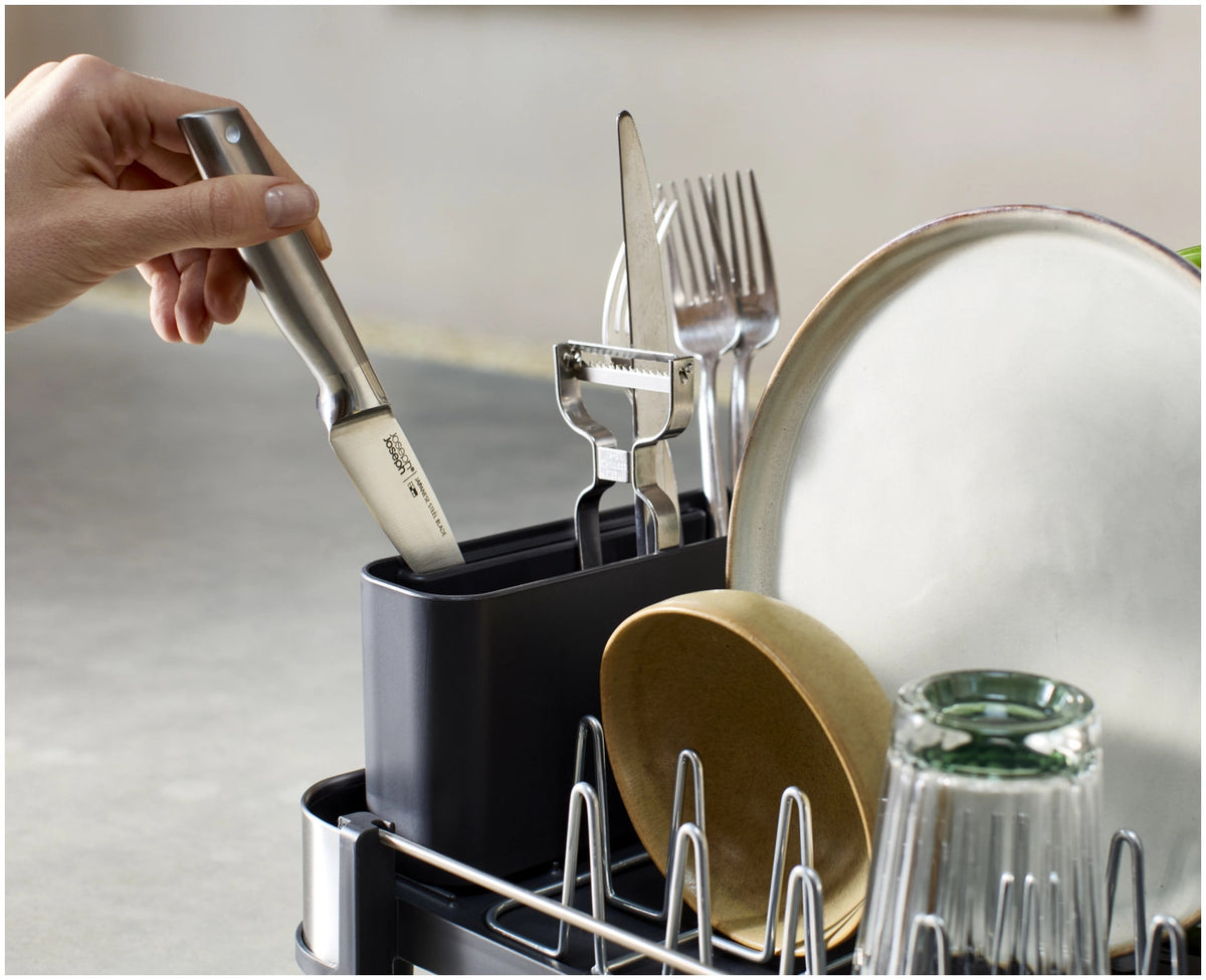 Extend Abtropfgestell ausziehbar Edelstahl in Grau präsentiert im Onlineshop von KAQTU Design AG. Abtropfgestell ist von Joseph Joseph