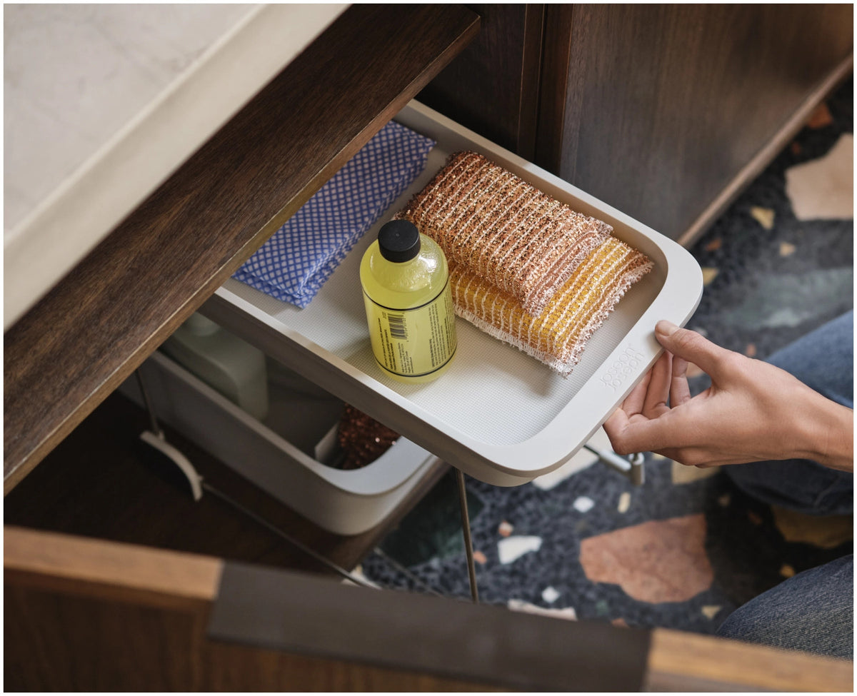 CupboardStore Putzschrank ausziehbar aus recycl. Kunststoff in Grau präsentiert im Onlineshop von KAQTU Design AG. Küchenhelfer ist von Joseph Joseph