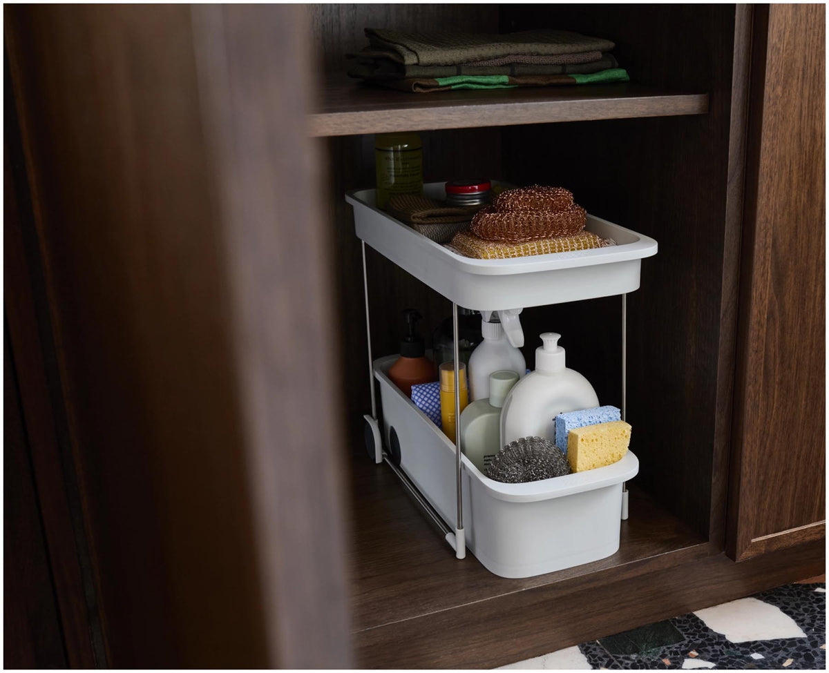 CupboardStore Putzschrank ausziehbar aus recycl. Kunststoff in Grau präsentiert im Onlineshop von KAQTU Design AG. Küchenhelfer ist von Joseph Joseph