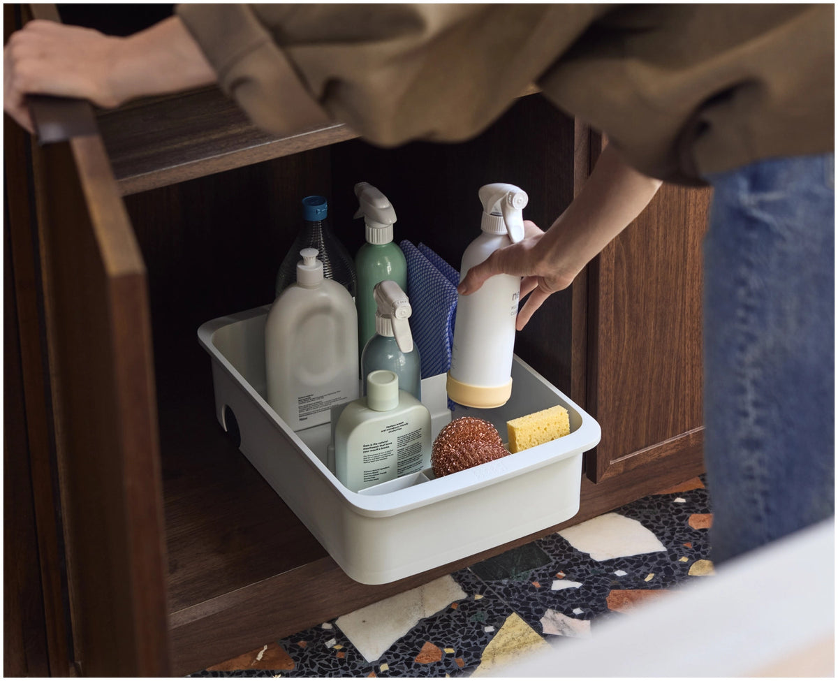 CupboardStore Putzschrank ausziehbar aus recycl. Kunststoff in Grau präsentiert im Onlineshop von KAQTU Design AG. Küchenhelfer ist von Joseph Joseph
