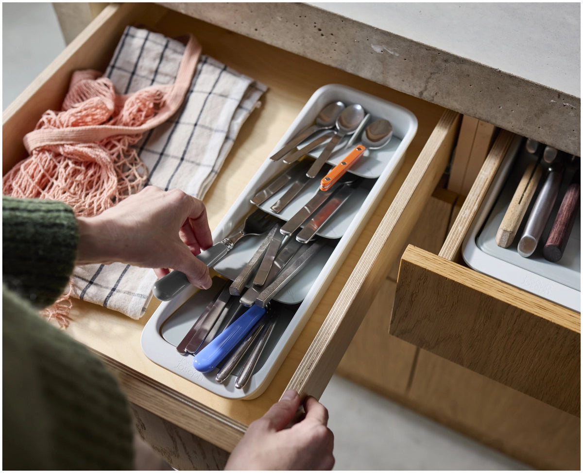 DrawerStore Besteckkasten kompakt aus recycl. Kunststoff in Grau präsentiert im Onlineshop von KAQTU Design AG. Besteckboxen ist von Joseph Joseph