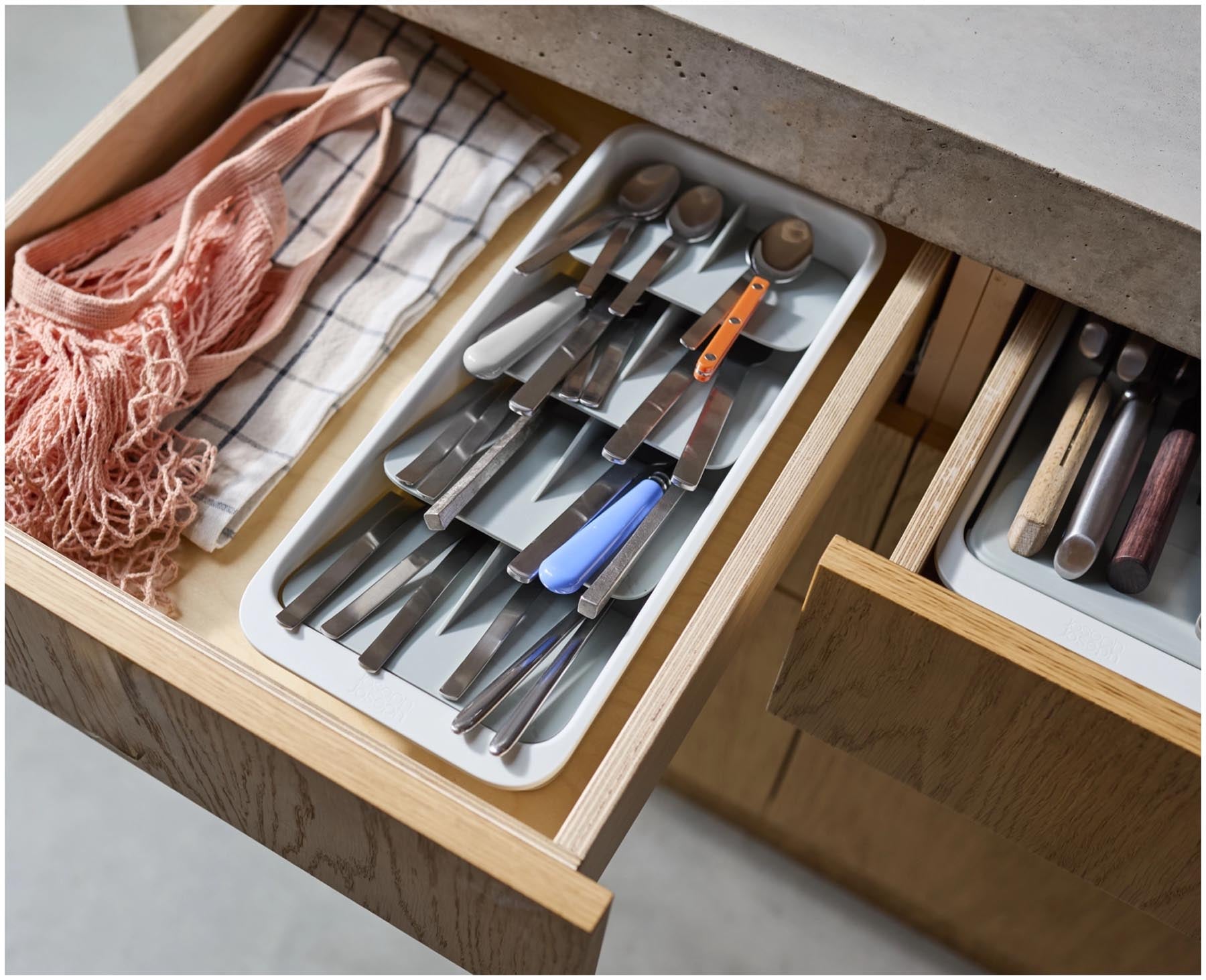 Stylischer Besteckkasten aus recyceltem Kunststoff von Joseph Joseph, perfekt für eine platzsparende und nachhaltige Aufbewahrung in Küchenschubladen.