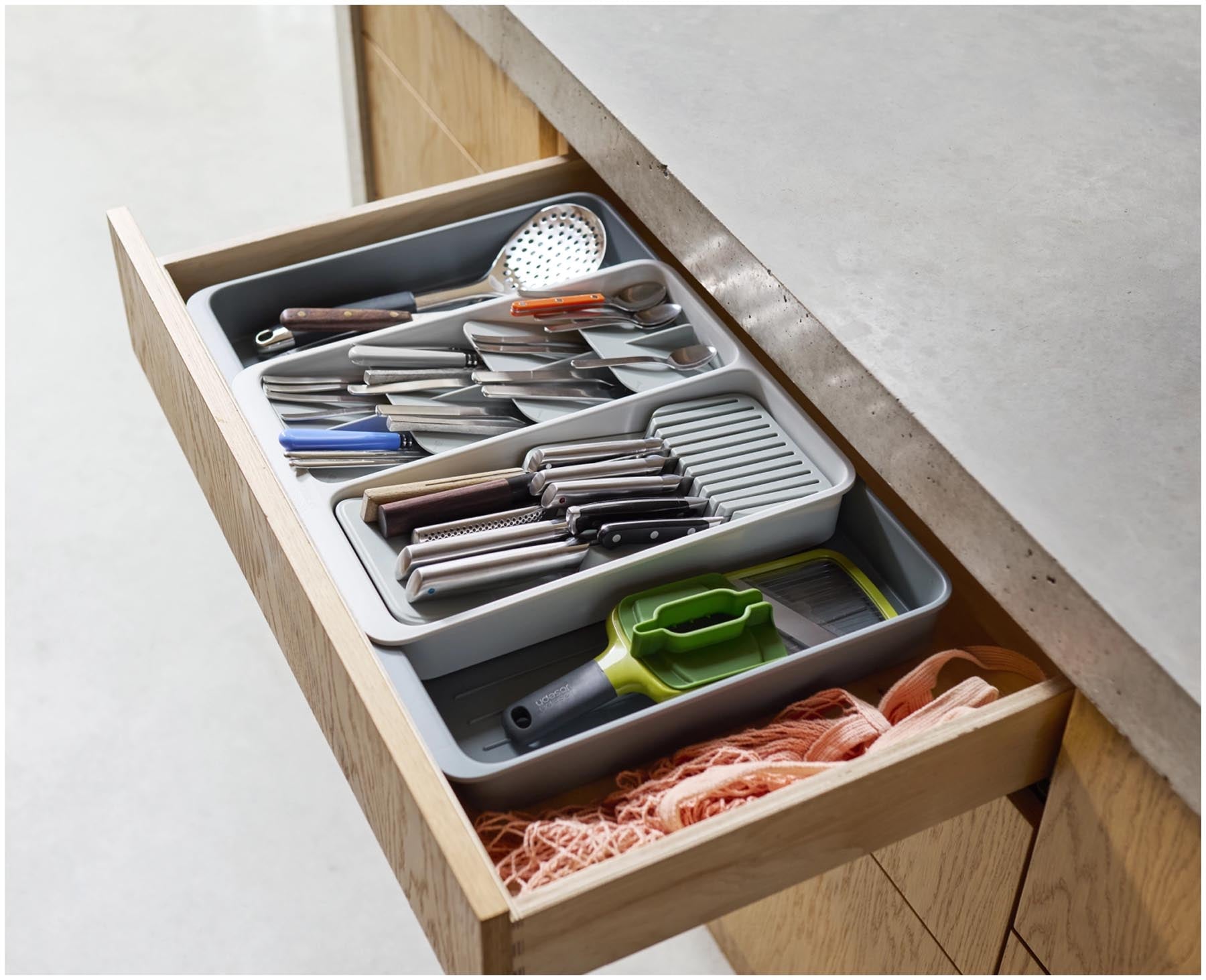Stylischer und erweiterbarer Besteckkasten aus recyceltem Kunststoff in Grau von Joseph Joseph, ideal für eine ordentliche Küchenschublade.