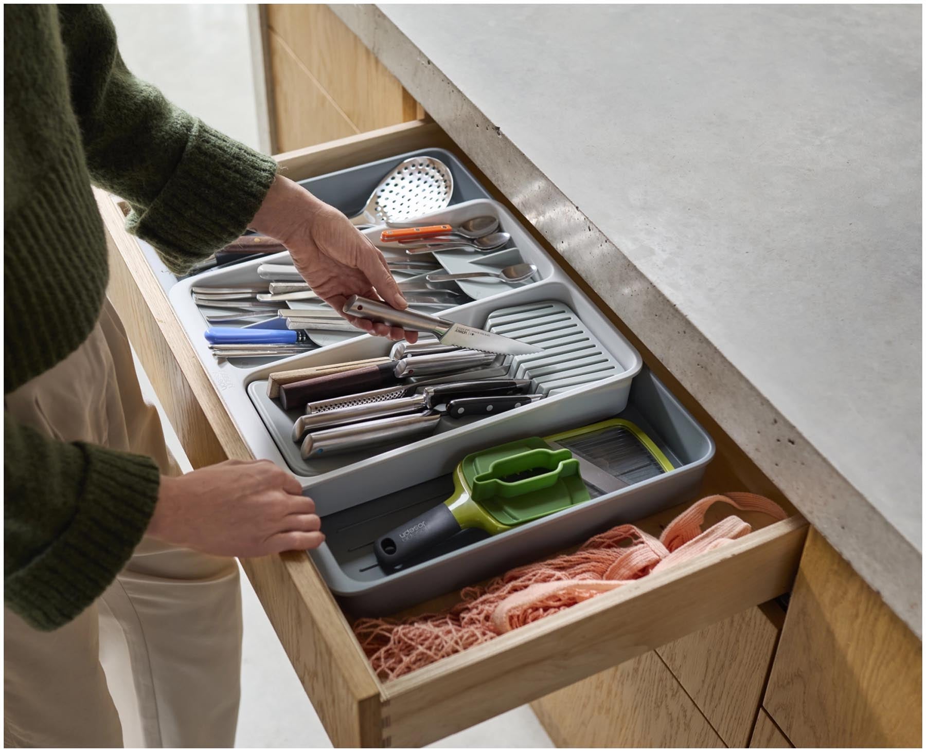 Praktischer und umweltfreundlicher Besteckkasten aus recyceltem Kunststoff in elegantem Grau, perfekt für die flexible Organisation Ihrer Küchenschublade.