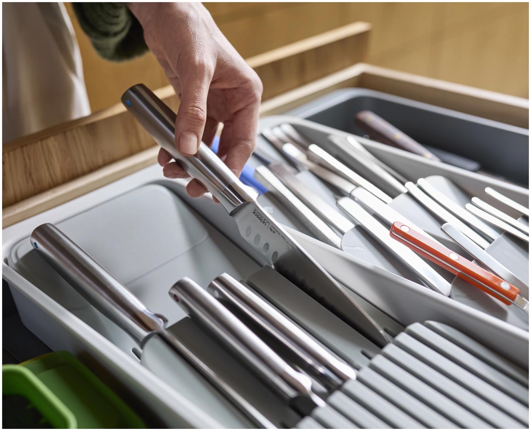 Erweiterbarer Besteckkasten aus recyceltem Kunststoff in modernem Grau, ideal für eine individuelle und platzsparende Aufbewahrung in der Küche.