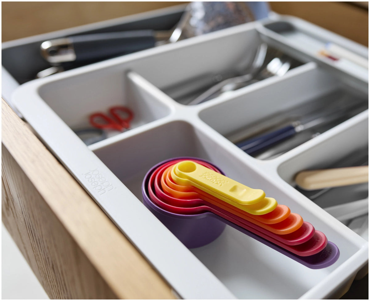 DrawerStore Besteckkasten erweiterbar aus recycl. Kunststoff in Grau präsentiert im Onlineshop von KAQTU Design AG. Besteckboxen ist von Joseph Joseph