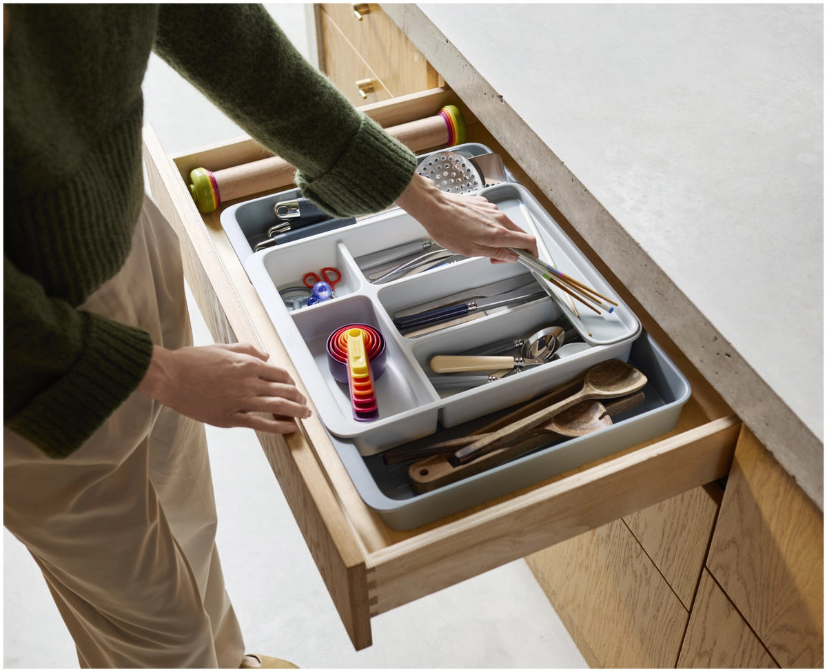 DrawerStore Besteckkasten erweiterbar aus recycl. Kunststoff in Grau präsentiert im Onlineshop von KAQTU Design AG. Besteckboxen ist von Joseph Joseph