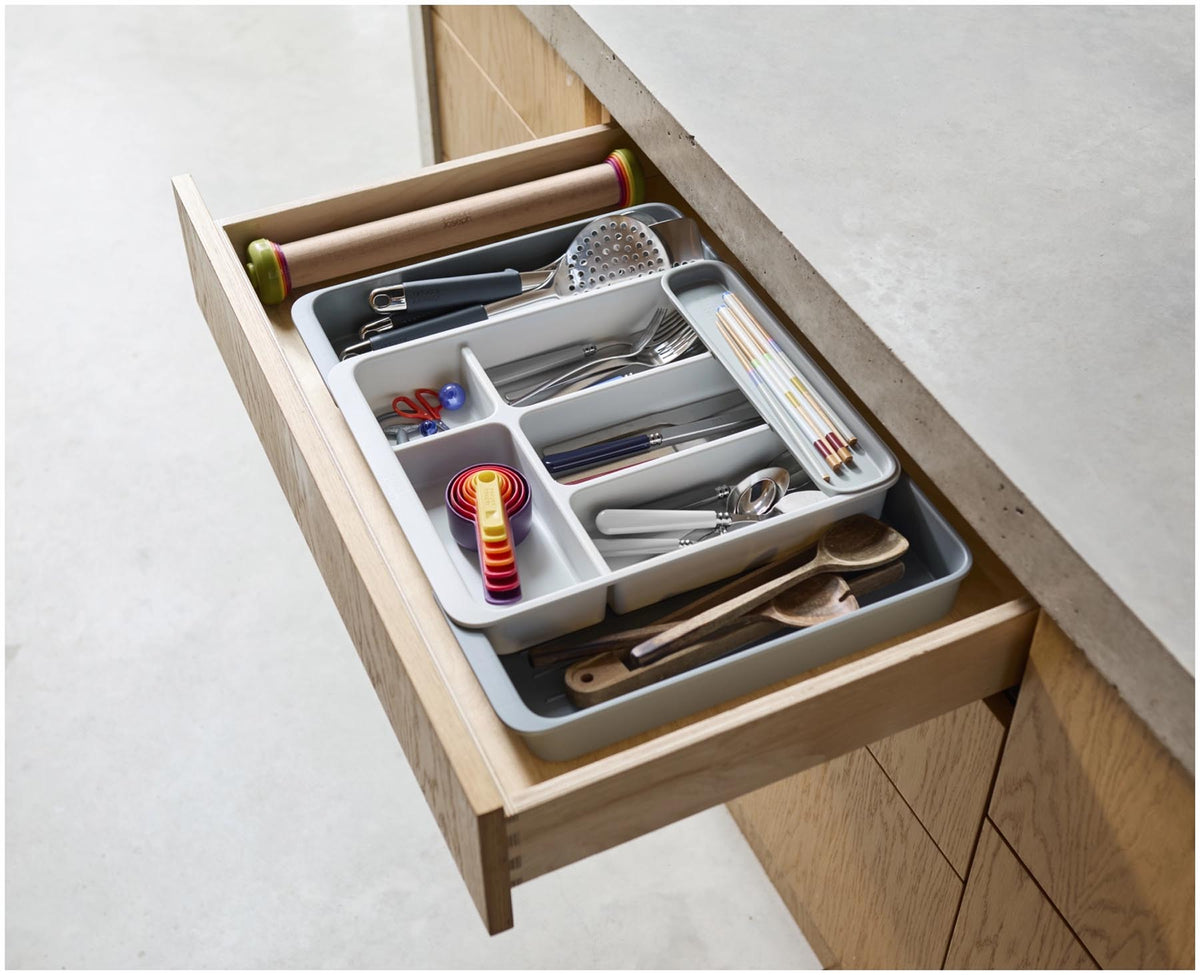 DrawerStore Besteckkasten erweiterbar aus recycl. Kunststoff in Grau präsentiert im Onlineshop von KAQTU Design AG. Besteckboxen ist von Joseph Joseph