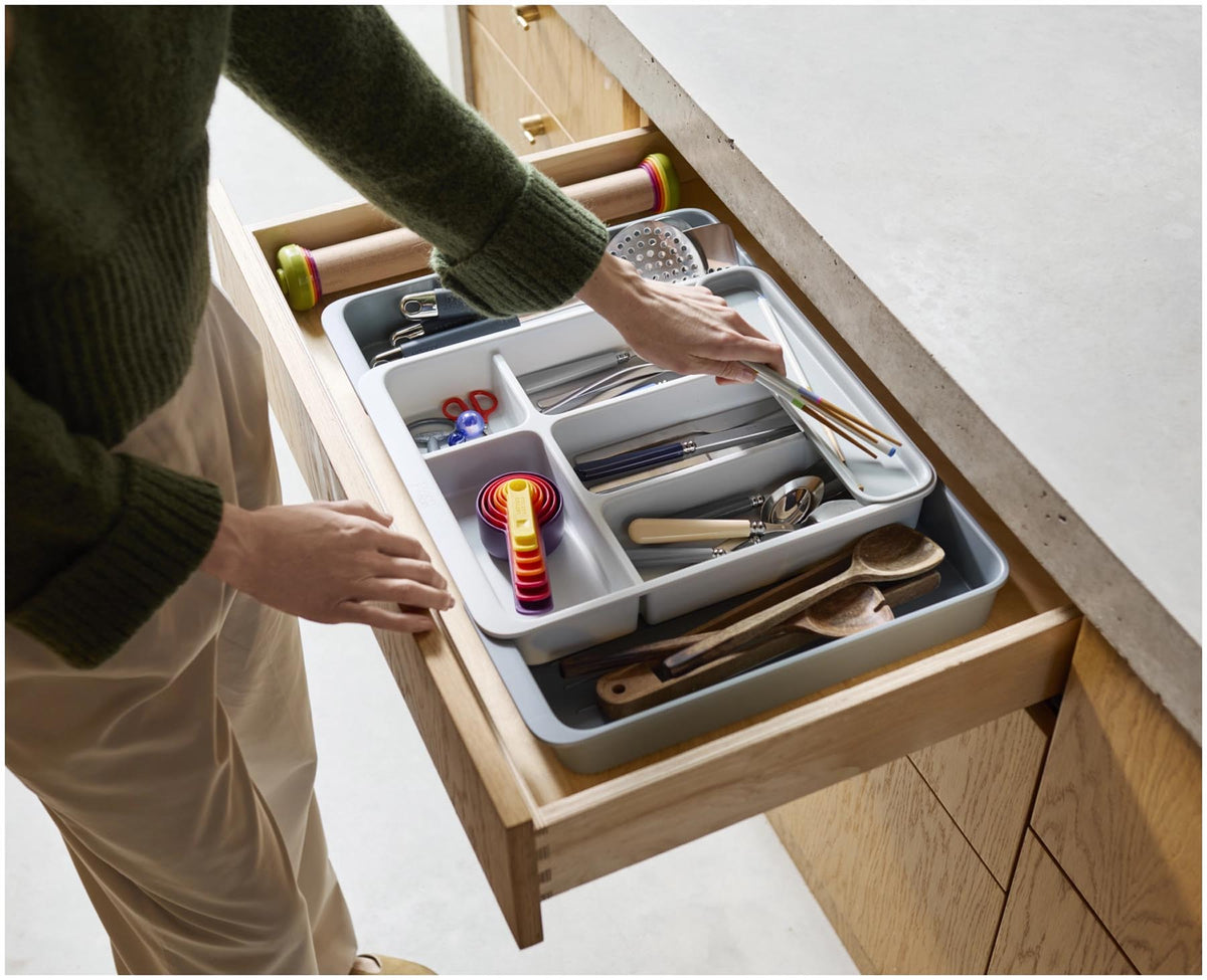 DrawerStore Besteckkasten erweiterbar aus recycl. Kunststoff in Grau präsentiert im Onlineshop von KAQTU Design AG. Besteckboxen ist von Joseph Joseph