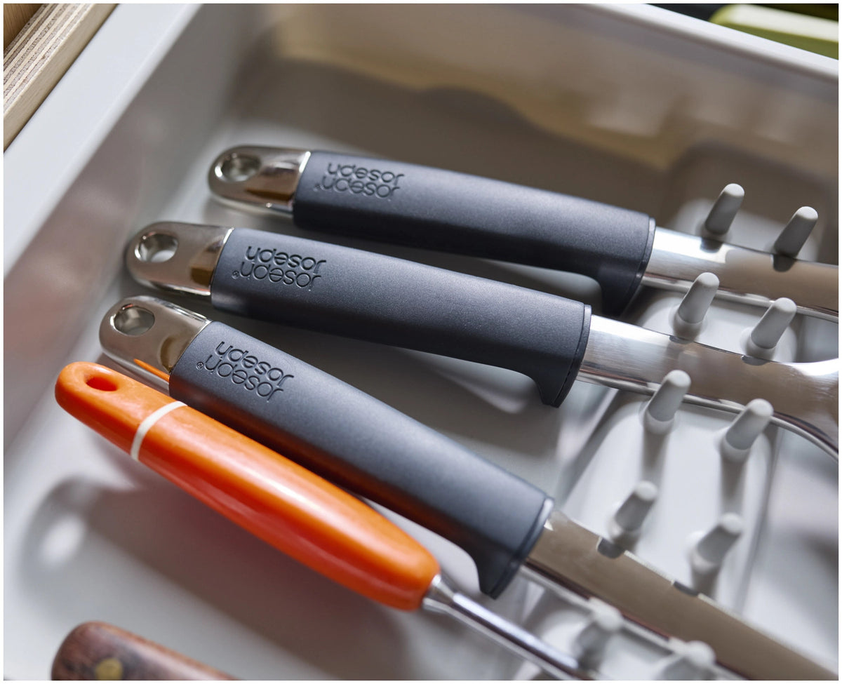 DrawerStore Besteckkasten für Utensilien recycl. Kunststoff in Grau präsentiert im Onlineshop von KAQTU Design AG. Besteckboxen ist von Joseph Joseph