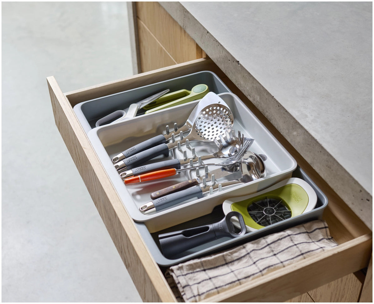 DrawerStore Besteckkasten für Utensilien recycl. Kunststoff in Grau präsentiert im Onlineshop von KAQTU Design AG. Besteckboxen ist von Joseph Joseph